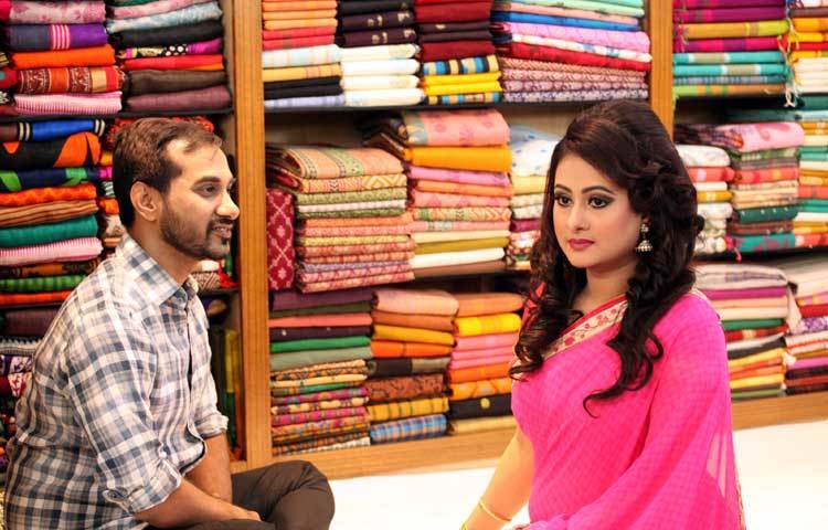 একটি বিদেশি গল্পের ছায়া অবলম্বনে &lsquo;ম্যানি কুইন&rsquo; নাটকটি রচনা করা হয়েছে। এতে&nbsp; পূর্ণিমা পুতুল চরিত্রে অভিনয় করেছেন।