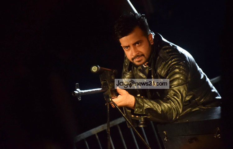 ঢাকাই চলচ্চিত্রের তুমুল জনপ্রিয় নায়ক শাকিব খান গতকাল রাতে (১৮ জুলাই) এফডিসিতে শুটার ছবির শুটিংয়ে অংশ নিয়েছেন। শুটিং স্পট থেকে এ দৃশ্য ধারণ করেছেন আলোকচিত্রী মাহবুব আলম।