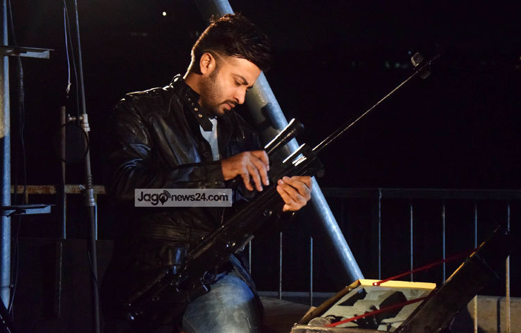 এ দৃশ্যে দেখা গেছে শাকিব খান মাতাল অবস্থায় রাতে তার বাড়ির ছাদে বসে শুটার খেলছেন। আলোকচিত্রী : মাহবুব আলম।