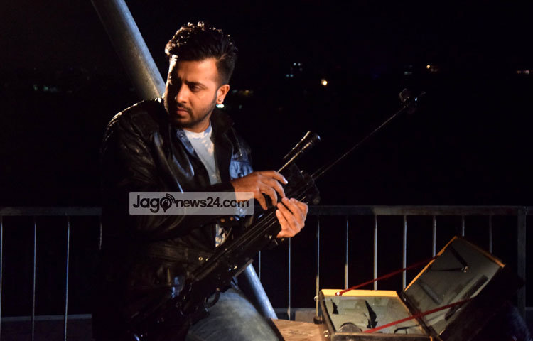 শাকিব খান শুটার খেলার সময় নিশানা খুঁজতে গিয়ে দেখতে পান দূরের ছাদে সুন্দরী এক তরুণী দাঁড়িয়ে রয়েছে। আলোকচিত্রী : মাহবুব আলম।