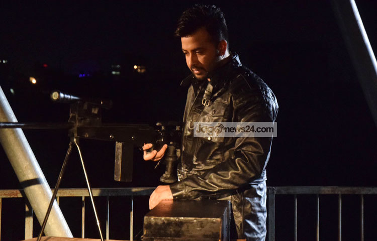 শাকিব তার শুটারের নিশানায় সুন্দরী তরুণী দেখতে পেয়ে মুহূর্তে বদলে যান। আর শাকিবের নিশানার এই মেয়েটির চরিত্রে রূপদান করছেন শবনম বুবলি। আলোকচিত্রী : মাহবুব আলম।