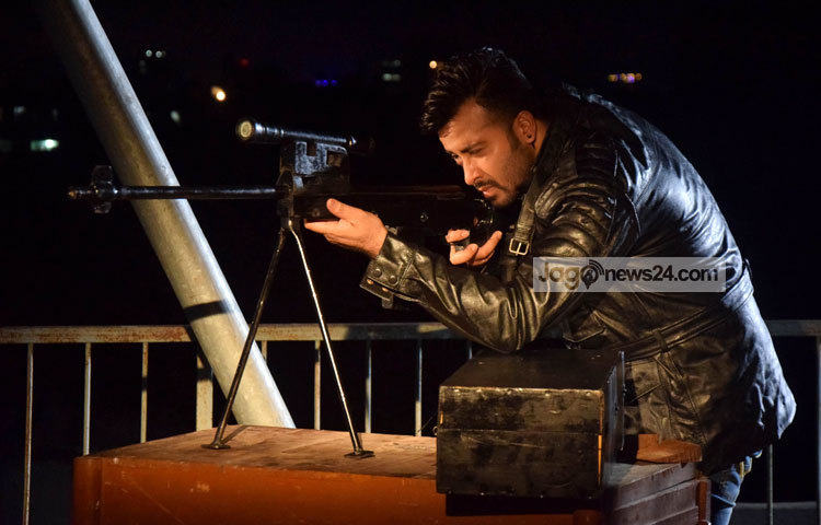 শুটার খেলায় মগ্ন শাকিব খান। এই ছবিতে শাকিব খানকে এক ভিন্ন ধরনের চরিত্রে অভিনয় করতে দেখা যাবে। আলোকচিত্রী : মাহবুব আলম।