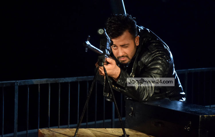 শাকিব খান অভিনীত &lsquo;শুটার&rsquo; ছবিটি পরিচালনা করছেন রাজ চৌধুরী। আলোকচিত্রী : মাহবুব আলম।