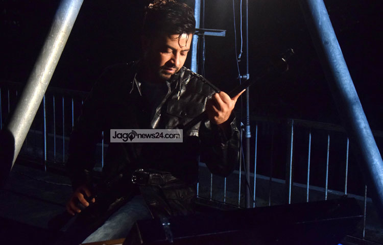 আবদুল্লাহ জহির বাবুর লেখা অ্যাকশন ধাঁচের গল্প নিয়ে শাকিব খানের নতুন ঘরানার এই ছবিটি নির্মিত হচ্ছে। আলোকচিত্রী : মাহবুব আলম।