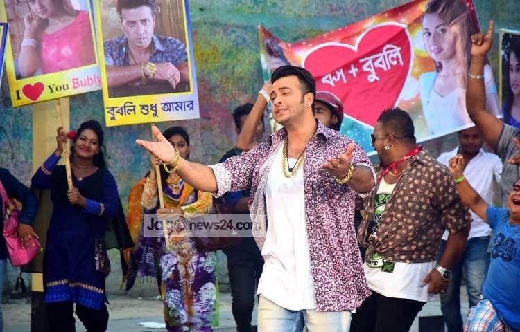 ঢাকাই চলচ্চিত্রের তুমুল দর্শকপ্রিয় নায়ক শাকিব খান এফডিসিতে &lsquo;বসগিরি&rsquo; ছবির শুটিং করছেন। শুটিং স্পট থেকে গতকাল এ দৃশ্য ক্যামেরাবন্দি করেছেন আলোকচিত্রী মাহবুব আলম।