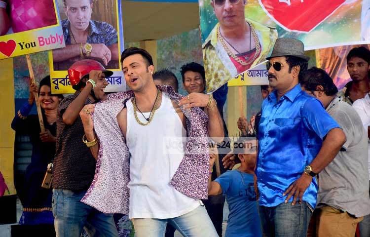 শাকিব খান &lsquo;বসগিরি&rsquo; ছবির একটি গানের শুটিং করছেন। এ গানের সঙ্গে তার সহশিল্পীরা অংশ নিয়েছেন। আলোকচিত্রী : মাহবুব আলম।