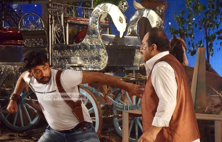 শাকিব খানের সঙ্গে এ ছবিতে মারামারির দৃশ্যে অংশ নিয়েছেন কলকাতার শক্তিমান অভিনেতা রজতাভ দত্ত। ছবি : মাহবুব আলম।