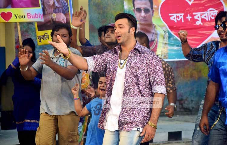 শাকিব খান অভিনীত ছবি &lsquo;বসগিরি&rsquo; পরিচালনা করছেন শামীম আহমেদ রনি। এ ছবিতে অভিনয় করতে পেরে খুবই উচ্ছ্বসিত তিনি। ছবি : মাহবুব আলম। আলোকচিত্রী : মাহবুব আলম।