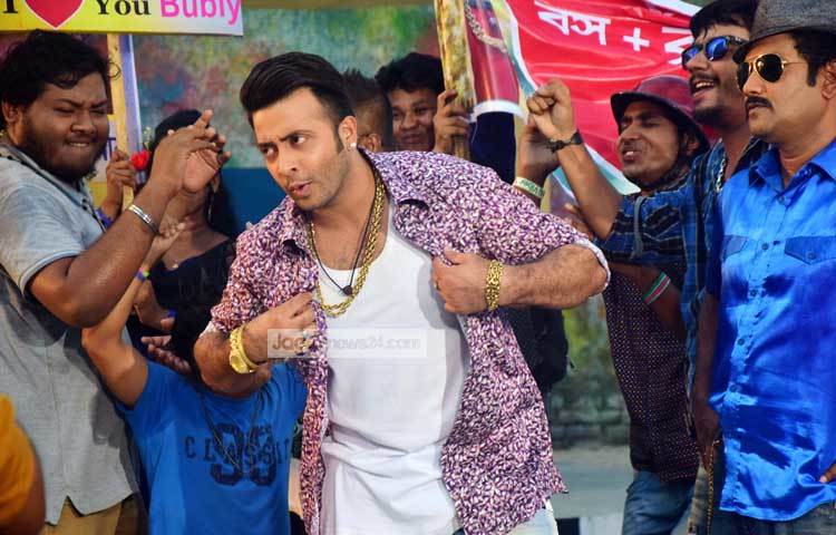 &lsquo;বসগিরি&rsquo; ছবিতে শাকিব খানের সঙ্গে অভিনয় করছেন নবাগত নায়িকা বুবলি। আলোকচিত্রী : মাহবুব আলম।