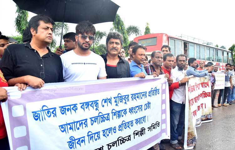 সাফটা চুক্তিতে আমদানি ও রপ্তানির যথার্থ নিয়মকানুন না মানার কারণে এরই মধ্যে ছবিটি প্রদর্শনে স্থগিতাদেশ দিয়েছেন আদালত। পরবর্তী সিদ্ধান্ত না আসা পর্যন্ত এটি বাংলাদেশে সেন্সর ছাড়পত্র বা মুক্তি পাবে না। ছবি : মাহবুব আলম।