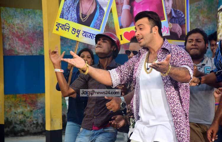 শাকিব খান প্রত্যাশা করছেন এই ছবির মাধ্যমে ঢাকাই চলচ্চিত্রের দর্শকদের আরও একটি রোমান্টিক জুটি উপহার দিতে পারবেন। আলোকচিত্রী : মাহবুব আলম।