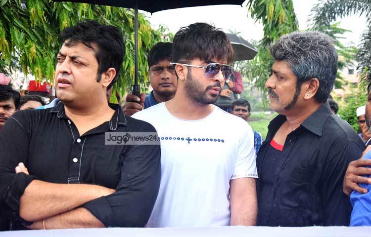 রাজা চন্দ পরিচালিত এই ছবি আমদানিকে ঘিরেই আন্দোলনে নেমেছেন চলচ্চিত্র সংশ্লিষ্ট সংগঠনগুলোর নেতা-কর্মীরা। ছবি : মাহবুব আলম।