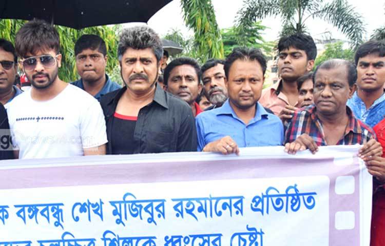 বুধবার (২০ জুলাই) দুপুর সাড়ে ১২টায় বাংলাদেশ চলচ্চিত্র উন্নয়ন করপোরেশনের (বিএফডিসি) মূল ফটকের বিপরীতে সড়কের ওপর বৃষ্টিতে ভিজে মানববন্ধনে অংশ শাকিব খান। ছবি : মাহবুব আলম।