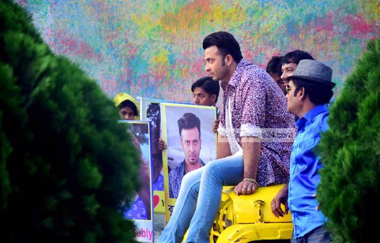 অ্যাকশন দৃশ্যে শাকিব খান। &lsquo;বসগিরি&rsquo; ছবিতে তাকে একাধিক অ্যাকশন দৃশ্যে অভিনয় করতে দেখা যাবে। আলোকচিত্রী : মাহবুব আলম।