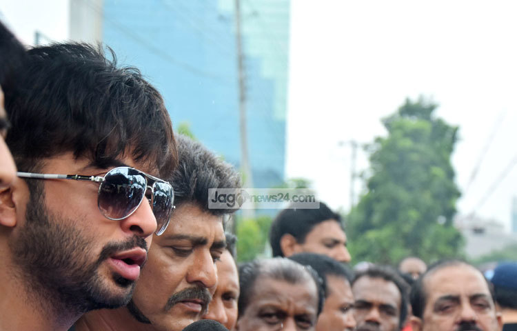 বৃষ্টি চলাকালীন মানববন্ধনে উপস্থিত শাকিব বলেন, &lsquo;আমরা কখনও ছবি বিনিময়ের পক্ষে ছিলাম না, এখনও নেই, ভবিষ্যতেও থাকবো না।&rsquo; ছবি : মাহবুব আলম।