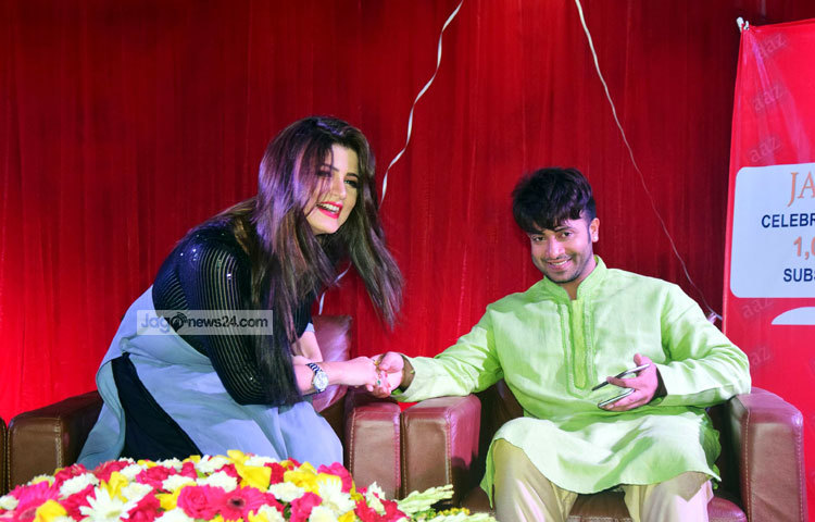 ঢাকাই চলচ্চিত্রের দর্শকপ্রিয় নায়ক শাকিব খান ও টালিগঞ্জের জনপ্রিয় নায়িকা শ্রাবন্তী চ্যাটার্জি গতকাল বিকেলে ঢাকা ক্লাবের &lsquo;শিকারী&rsquo; ছবির সংবাদ সম্মেলনের সময়ে ফ্রেমবন্দি হয়েছেন। ছবি : মাহবুব আলম।