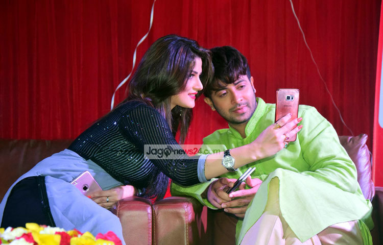 শ্রাবন্তী চ্যাটার্জি দ্বিতীয়বারের মতো ঢাকায় এসেছেন গত মঙ্গলবার। তার অভিনীত যৌথ প্রযোজনার &lsquo;শিকারী&rsquo; ছবির প্রচারণায় অংশ নিতেই দুদিনের সফরে ঢাকায় এসেছেন। ছবি : মাহবুব আলম।