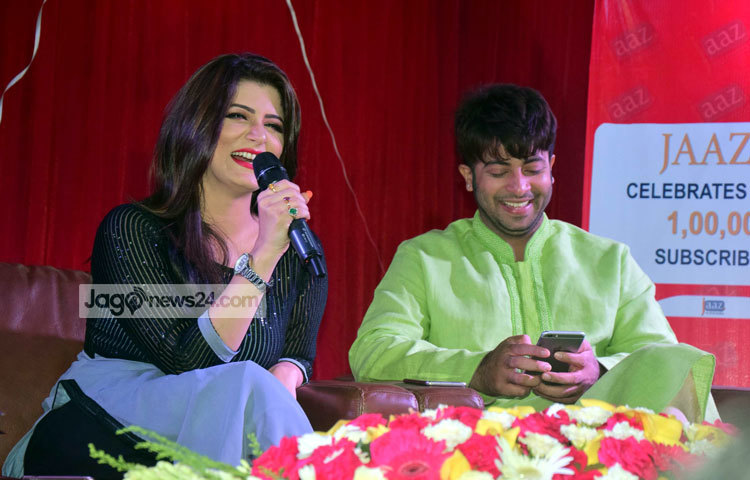 সংবাদ সম্মেলনে হাস্যোজ্জ্বল শাকিব খান ও শ্রাবন্তী। এ সময় শ্রাবন্তী শাকিব খানের প্রশংসা করতে গিয়ে বলেন, &lsquo;শাকিবের তুলনা হয় না&rsquo;। ছবি : মাহবুব আলম।