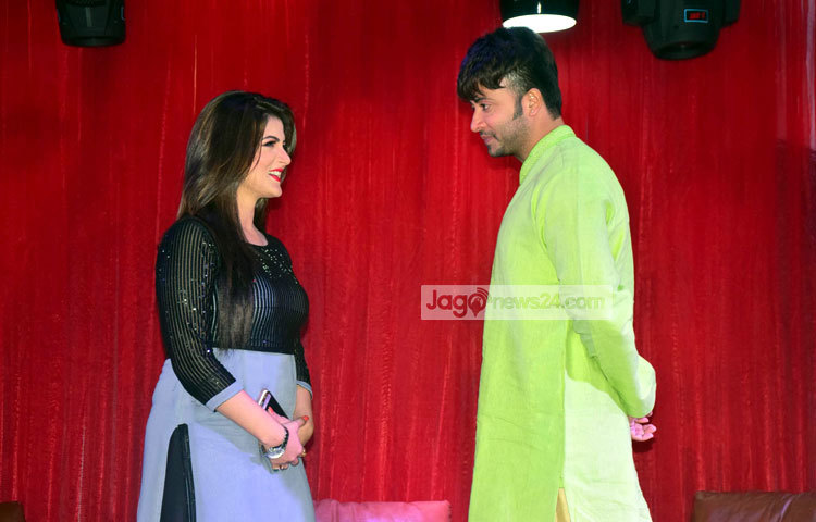 মুখোমুখি শাকিব খান ও শ্রাবন্তী চ্যাটার্জি। &lsquo;শিকারি&rsquo; ছবিতে তাদের এরকমের রোমান্টিক অনেক দৃশ্যে রূপদান করতে দেখা যাবে। ছবি : মাহবুব আলম।