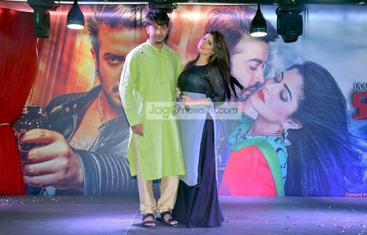 সংবাদ সম্মেলনে শাকিব খান শ্রাবন্তী তাদের অভিনীত ছবির বিভিন্ন দিক সাংবাদিকদের সামনে তুলে ধরেছেন। ছবি : মাহবুব আলম।