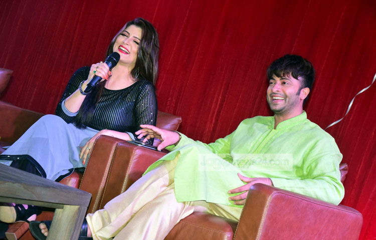 সংবাদ সম্মেলনে সাংবাদিকদের বিভিন্ন প্রশ্নের জবাব দিতে গিয়ে শাকিব খান ও শ্রাবন্তী চ্যাটার্জি হাসিতে ফেটে পড়েন। ছবি : মাহবুব আলম।