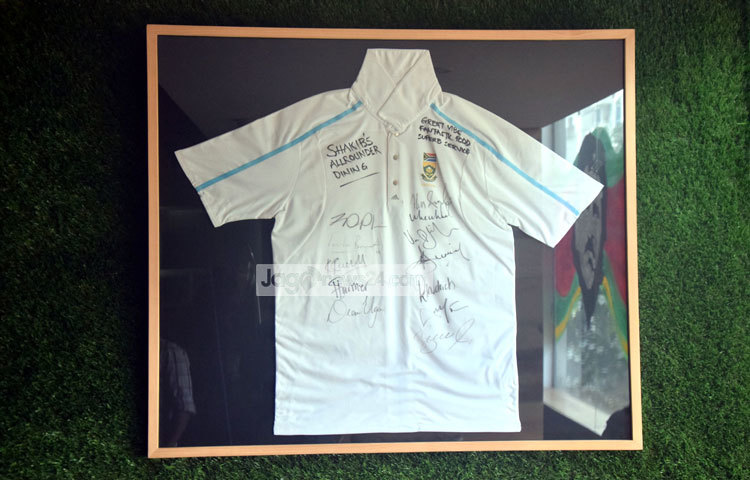 সাকিবের এই রেস্টুরেন্টে প্রবেশ করলেই মনে হতে পারে কোনো স্পোর্টস যাদুঘর। ছবি : মাহবুব আলম।