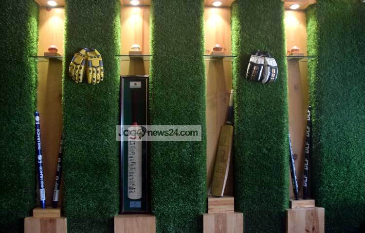 রেস্টুরেন্টর দেয়ালটা মাঠের ঘাসের মতো সবুজ টার্ফে তৈরি। ছবি : মাহবুব আলম।