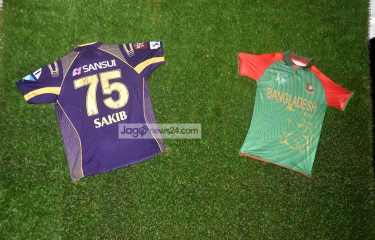 সাবিক আল হাসানের রেস্টেুরেন্টের দেয়ালে টাঙানো রয়েছে জার্সি। ছবি : মাহবুব আলম।