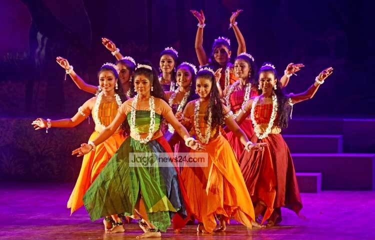 দীর্ঘদিন পর ঢাকার মঞ্চে আবারো এল কালিদাসের &lsquo;শকুন্তলা&rsquo;। ব্যস্ত নগরীর নৃত্যগীতপ্রেমীদের ছুটির সন্ধ্যাটা আনন্দে ভরিয়ে দিল এই মঞ্চায়ন। ছবি : মাহবুব আলম।