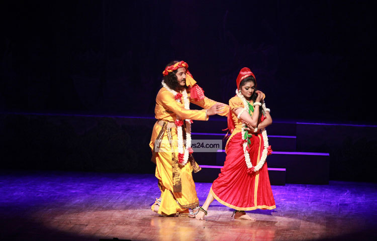 কালিদাসের অভিজ্ঞান শকুন্তলম-এর কাহিনি অবলম্বনে সামিনা হোসেনের নির্দেশনায় এটি মঞ্চায়ন করেছে নাচের দল ভাবনা-এর শিল্পীরা। ছবি : মাহবুব আলম।