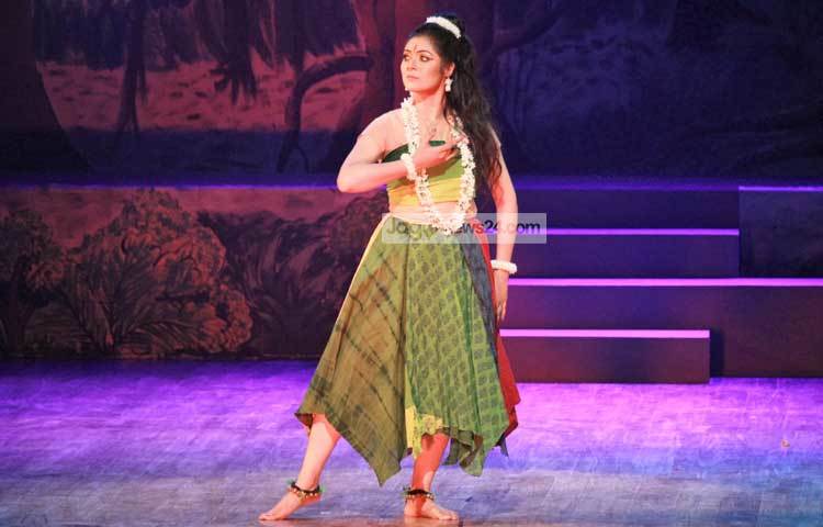 শকুন্তলা নৃত্যনাট্যের এই অসাধারণ মঞ্চায়ন ঢাকার দর্শকদের বিমোহিত করেছে। এটি দেখতে আসা দর্শকদের উপস্থিতিও ছিলো চোখে পড়ার মত। ছবি : মাহবুব আলম।