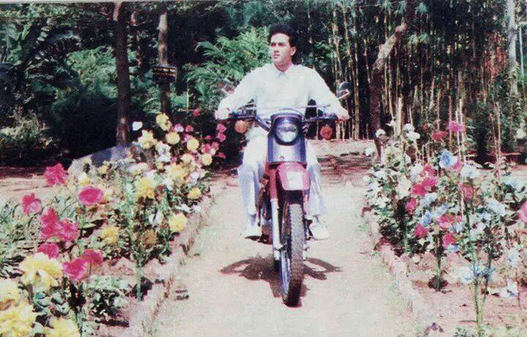 সালমান শাহের অভিনয় জীবন শুরু হয়েছিলো বিটিভিতে শিশুশিল্পী হিসেবে। কিশোর বয়সে তিনি কণ্ঠশিল্পী ছিলেন।