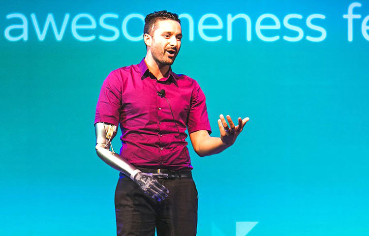 স্যাম কাউথ্রোন : ২০০৬ সালে তার গাড়ি সরাসরি একটি ট্রেলারে ধাক্কা মারে। দুর্ঘটনার সময় স্যামের হৃদযন্ত্র সাড়ে তিন মিনিটের জন্য স্তব্ধ ডান পায়ে মারাত্মক জখম হয়েছিল। স্যাম এখন মোটিভেশনাল স্পিকার, লেখক, গায়ক এবং গিটার বাদক।