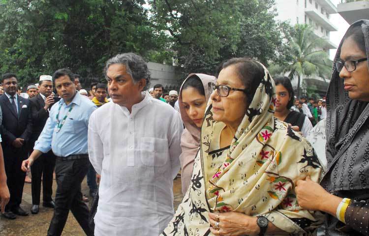 বুধবার সকাল ১০টার দিকে তার মরদেহ চ্যানেল আই প্রাঙ্গণে আনা হয়। এ সময় তার মরদেহে শ্রদ্ধা জানান বিশিষ্টজনরা। ছবি : চ্যানেল আই।