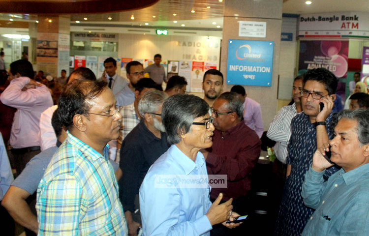 সৈয়দ হকের মৃত্যুর সংবাদে ছুটে হাসপাতালে এসেছেন অন্যপ্রকাশের প্রকাশক মাজহারুল ইসলাম ও কবি মুহম্মদ সামাদ। ছবি : বিপ্লব দিক্ষিৎ।