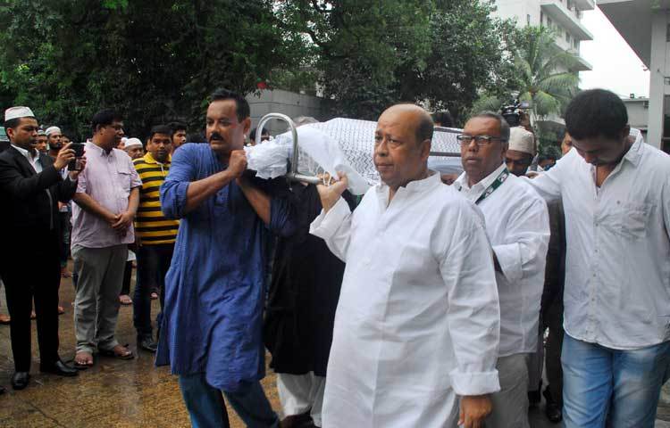 সৈয়দ হকের প্রথম জানাজায় উপস্থিত ছিলেন ফরিদুর রেজা সাগর, শাইখ সিরাজ, তার পরিবারের সদস্য এবং শিল্প-সাহিত্য অঙ্গনের বিশিষ্ট ব্যক্তিরা। ছবি : চ্যানেল আই।