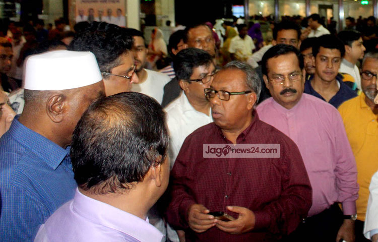 শোকে মুহ্যমান বিশিষ্ট মিডিয়া ব্যক্তিত্ব শাইখ সিরাজ। মঙ্গলবার বিকেল ৫টা ২৬ মিনিটে রাজধানীর ইউনাইটেড হাসপাতালে চিকিৎসাধীন অবস্থায় শেষ নিঃশ্বাস ত্যাগ করেন এই সব্যসাচী। ছবি : বিপ্লব দিক্ষিৎ।