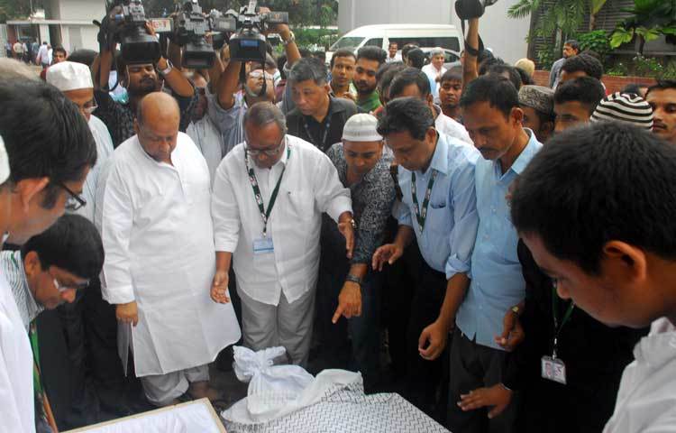 চ্যানেল আই প্রাঙ্গণে তার মরদেহ ২০ মিনিট রাখা হয়। জানাজা শেষে ১০টা ২৭ মিনিটের দিকে তার মরদেহ বাংলা একাডেমির পথে নেয়া হয়। ছবি : চ্যানেল আই।