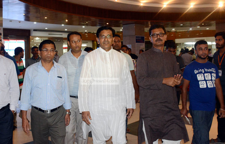 সৈয়দ হকের মৃত্যুর পরপরই হাসপাতালে ছুটে এসেছেন আওয়ামী লীগের প্রেসিডিয়াম সদস্য মাহবুবুল আলম হানিফ। ছবি : বিপ্লব দিক্ষিৎ।