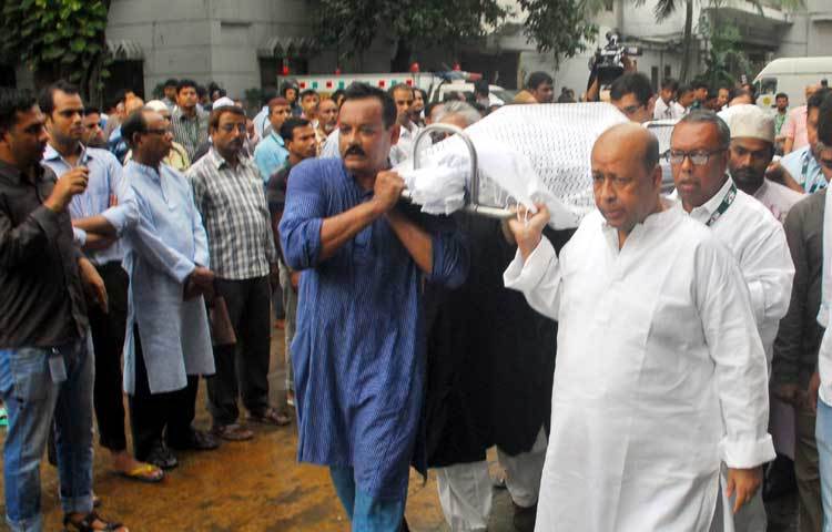 বাংলা একাডেমি থেকে সর্বোস্তরের জনগণের শ্রদ্ধা জ্ঞাপনের জন্য মরদেহ কেন্দ্রীয় শহিদ মিনারে রাখা হয়। ছবি : চ্যানেল আই।