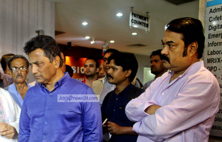 ঢাকা উত্তর সিটি কর্পোরেশনের মেয়র আনিসুল হক ও অভিনেতা শহীদুল আলম সাচ্চু হাসপাতালে নিরবে দাঁড়িয়ে রয়েছেন। ছবি : বিপ্লব দিক্ষিৎ।