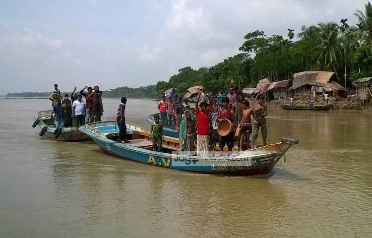 শনিবার (২০ আগস্ট) পিরোজপুরের কাউখালীর সন্ধ্যা নদীর ভাঙনরোধ ও সানাকুর মৃৎশিল্প, ইউপি পরিষদসহ প্রায় ৮টি গ্রাম নিশ্চিহ্নের হাত থেকে রক্ষাকল্পে বাসিন্দাদের এক ব্যতিক্রমি নৌ-মানববন্ধন পালিত হয়েছে। ছবি : হাসান মামুন।