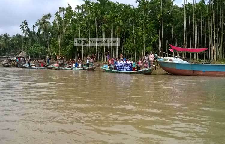সন্ধ্যা নদী ভাঙন রোধকল্পে ব্যাতিক্রমী নৌ মানববন্ধন করছে ভুক্তভোগীরা। ছবি : হাসান মামুন।