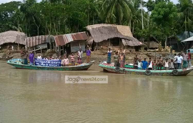 মাববন্ধনে নারী পুরুষ ও শিশু যুবক সবাই এক কাতারে মিলে-মিশে ঘণ্টাব্যাপী নৌকায় দাঁড়িয়ে কর্মসূচি পালন করে। ছবি : হাসান মামুন।