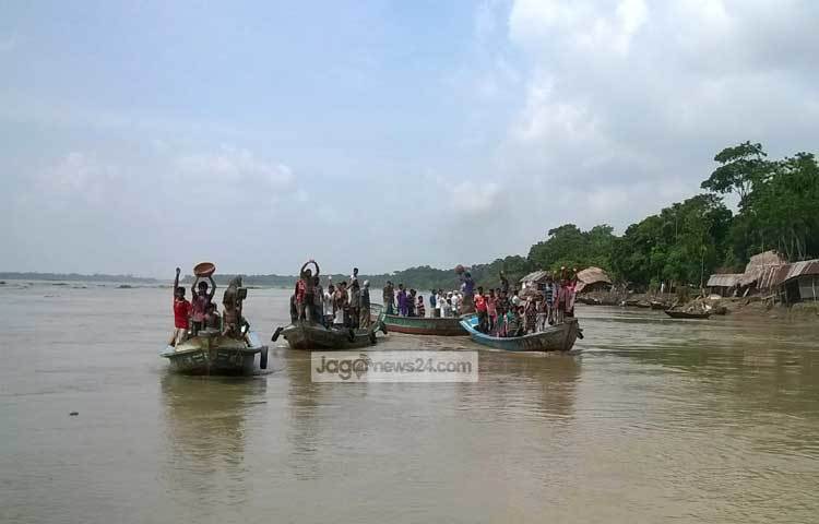 চলন্ত ট্রলারে করে সন্ধ্যা নদী ভাঙন রক্ষার দাবি জানাচ্ছে স্থানীয় বাসিন্দারা। ছবি : হাসান মামুন।