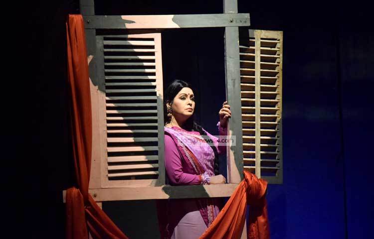 গতকাল (২৩ আগস্ট) সন্ধ্যায় শিল্পকলা একাডেমির পরীক্ষণ থিয়েটার হলে মঞ্চায়ন হয়েছে প্রাঙ্গণেমোরের ষষ্ঠ প্রযোজনা শেষের কবিতা। ছবি : মাহবুব আলম।
