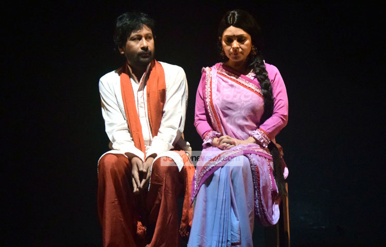 রবিঠাকুরের উপন্যাস অবলম্বনে শেষের কবিতা নাটকটির মঞ্চায়ন হয়েছে। ছবি : মাহবুব আলম।