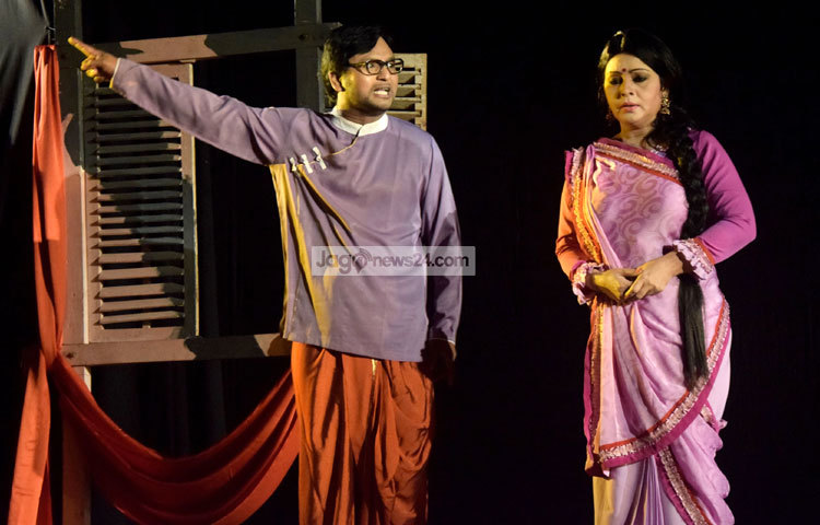 শেষের কবিতা নাটকে বিভিন্ন চরিত্রে অভিনয় করেছেন নূনা আফরোজ, অনন্ত হীরা, রামিজ রাজু, শুভেচ্ছা, আউয়াল রেজা প্রমুখ। ছবি : মাহবুব আলম।
