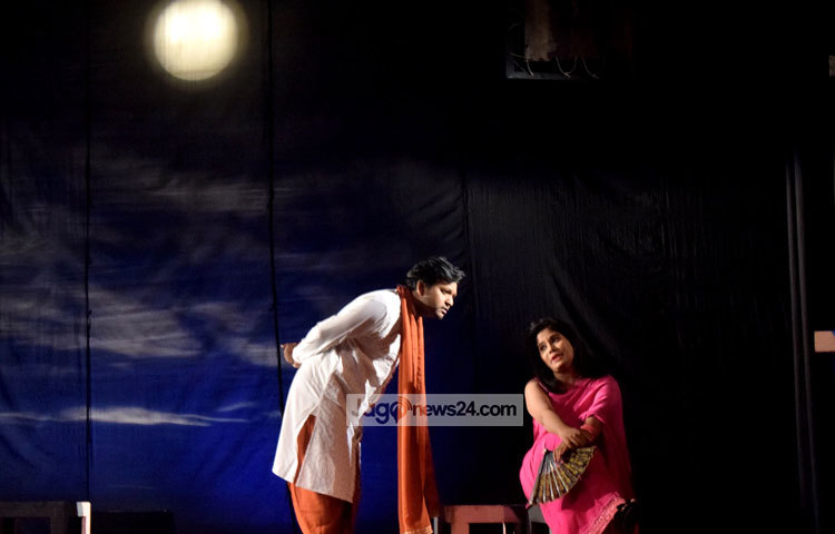 শেষের কবিতা নাটকটির প্রতিটি প্রদর্শনীতে উল্লেখযোগ্য সংখ্যক দর্শকের উপস্থিতি লক্ষ করা যায়। মঞ্চনাটকেরর দুর্দিনে এটি উল্লেখযোগ্য একটি নাটক। ছবি : মাহবুব আলম।