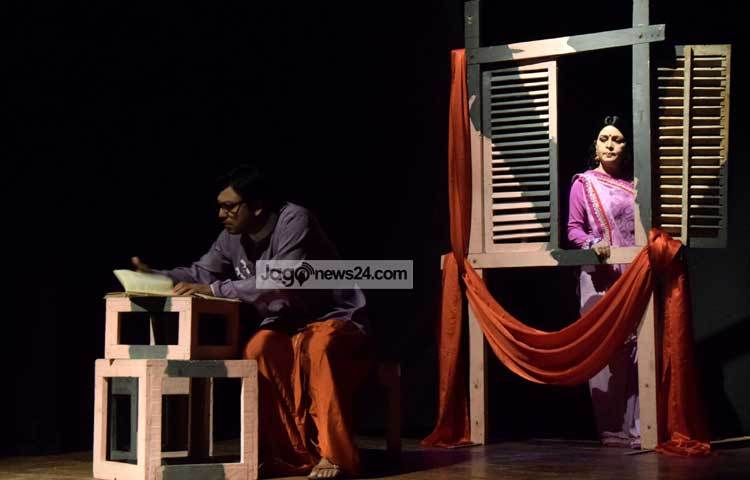 শেষের কবিতা নাটকের প্রতিটি দৃশ্যই দর্শকদের হৃদয় কেড়েছে। ছবি : মাহবুব আলম।